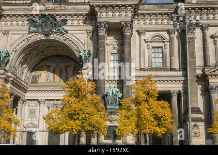 Dettagli architettonici dalla parete ovest della cattedrale di Berlino, il Museo Island, nel quartiere Mitte di Berlino, Germania Foto Stock