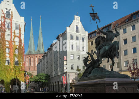 Scultura di San Giorgio che uccide il drago, il quartiere Nikolai, Spreeufer, nel quartiere Mitte di Berlino, Germania. Foto Stock