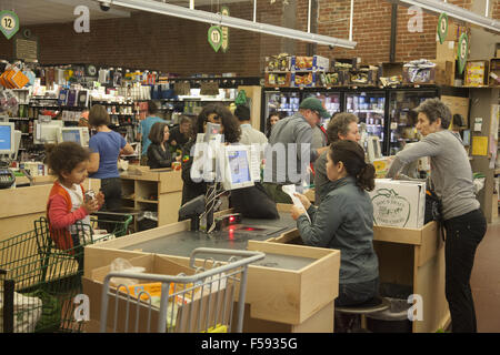 Gli amanti dello shopping in cassa presso il Park Slope Food Coop un membro run business con oltre 16.000 membri. Brooklyn, New York. Foto Stock