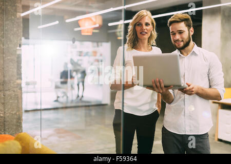 Smart brainstorming di colleghi in ufficio Foto Stock