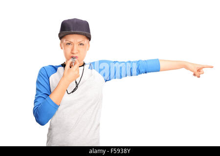 Femmina arbitro di baseball soffia un fischio e dispositivo di puntamento con la sua mano a destra isolato su sfondo bianco Foto Stock