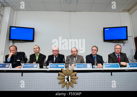 Berlino, Germania. 30 ott 2015. La polizia di Berlino portavoce Stefan Redlich (l-r), Winfried Wenzel dal LKA Berlin - Dipartimento 12, il direttore del personale della Direzione della polizia a ovest del Land di Brandeburgo Policde, Michael Scharf, il capo della procura di Potsdam, Heinrich Junker, e due Berlin Il Procuratore Capo, Joerg Raupach e Michael von Hagen, sedersi nel corso di una conferenza stampa tenutasi a Berlino (Germania), 30 ottobre 2015. Viene discusso il caso del quattro-anno-vecchi bambini rifugiato Mohamed che è stato trovato morto ieri. Foto: GREGOR FISCHER/dpa/Alamy Live News Foto Stock