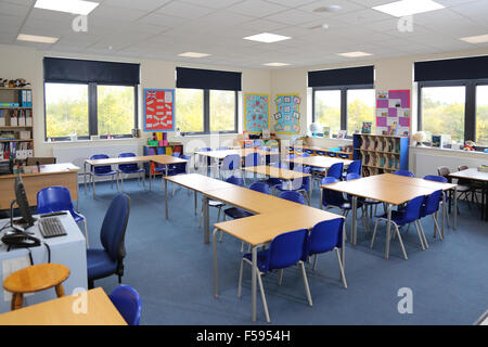 Una classe in una nuova costruzione UK junior school. Mostra scrivania, sedie e insegnanti computer stazione di lavoro. Foto Stock