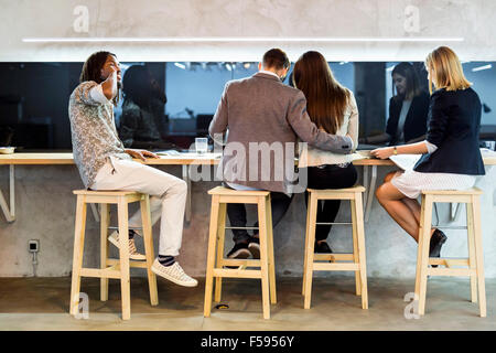 Gruppo di persone aventi una pausa dal lavoro nella caffetteria Foto Stock