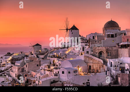 Oia al tramonto a Santorini, Grecia Foto Stock