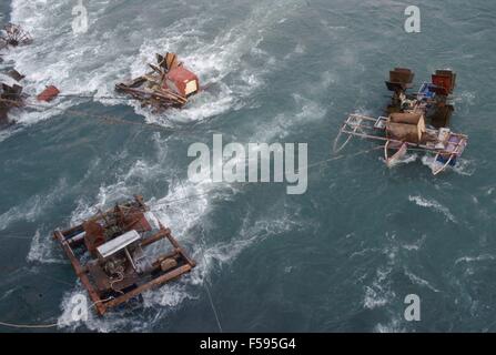 La guerra nella ex Jugoslavia, elettrico di emergenza generatori di potenza impostato dal Gorazde popolazione nel fiume Drina durante l assedio da parte delle truppe serbe (gennaio 1996) - generatori di corrente di emergenza posti dalla popolazione di Goradze nel fiume Drina durante l'assedio da parte delle truppe serba Foto Stock