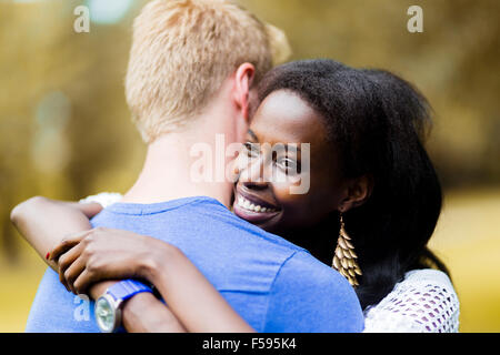 Matura in amore abbracciando peacfully all aperto ed essere veramente felice. Sensazione di sicurezza e serenità Foto Stock