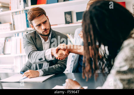 Business agitando la mano con un client di Office Foto Stock