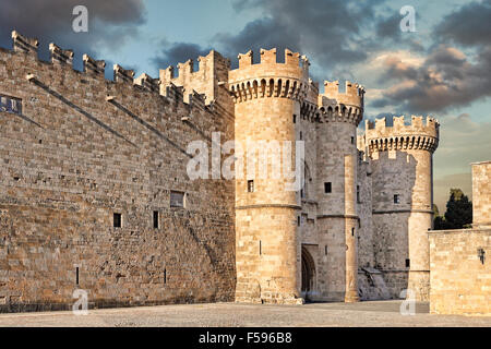 Il Palazzo del Gran Maestro dei Cavalieri è un castello medievale nella vecchia città di Rodi, Grecia Foto Stock