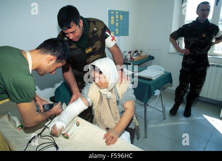 Crisi di guerra in Kosovo, aprile 1999, una donna riceve cure mediche in ospedale da campo di montagna brigata Taurinense (Italiano) Arrmy durante l emergenza profughi - una donna viene curata nell'ospedale da campo della Brigata Alpina Taurinense (esercito italiano) duranti l'emergenza profughi dal Kossovo nel 1999 Foto Stock