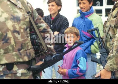 Albania, operazione Alba di Forze Armate italiane dopo la guerra civile della primavera 1997, Marina di fanti di S.Marco pattuglie di battaglione Valona Foto Stock