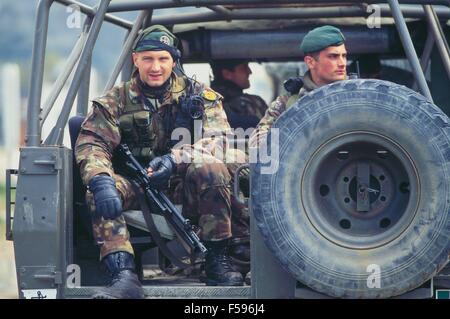 Albania, operazione Alba di Forze Armate italiane dopo la guerra civile della primavera 1997, Marina di fanti di S.Marco pattuglie di battaglione Valona Foto Stock