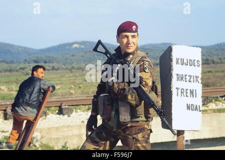 Albania, operazione Alba di Forze Armate italiane dopo la guerra civile di primavera 1997, i soldati delle unità speciali 1° reggimento Carabinieri Parachutist "Tuscania' ronde città di Valona Foto Stock