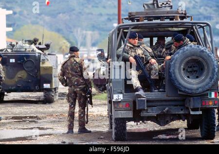 Albania, operazione Alba di Forze Armate italiane dopo la guerra civile della primavera 1997, Marina di fanti di S.Marco pattuglie di battaglione Valona Foto Stock