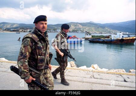 Albania, operazione Alba di Forze Armate italiane dopo la guerra civile della primavera 1997, Marina di fanti di S.Marco pattuglie di battaglione Valona porto Foto Stock