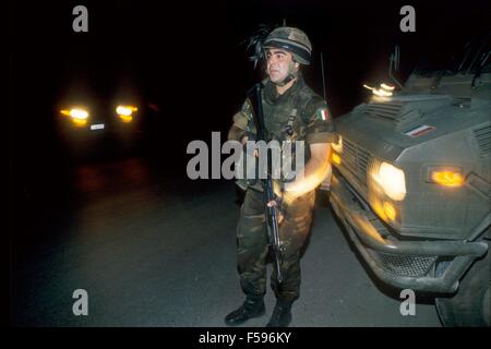 L intervento della NATO in Kosovo, luglio 2000, notte di pattuglia di soldati italiani a sostegno internazionale di polizia DELLE NAZIONI UNITE Foto Stock