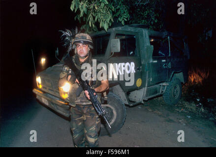 L intervento della NATO in Kosovo, luglio 2000, notte di pattuglia di soldati italiani a sostegno internazionale di polizia DELLE NAZIONI UNITE Foto Stock