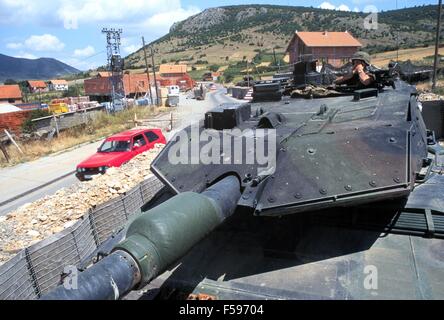 L intervento della NATO in Kosovo, luglio 2000, checkpoint dell'esercito tedesco con un Leopard 2 serbatoio vicino alla città di Orahovac.presso la città di Orahovac Foto Stock