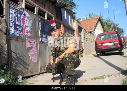 L intervento della NATO in Kosovo, luglio 2000, soldati inglesi in pattuglia alla periferia di Pristina Foto Stock