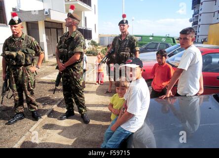 L intervento della NATO in Kosovo, luglio 2000, soldati inglesi in pattuglia alla periferia di Pristina Foto Stock