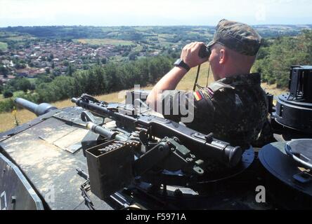 L intervento della NATO in Kosovo, luglio 2000, checkpoint dell'esercito tedesco con un Leopard 2 serbatoio vicino alla città di Orahovac. Foto Stock