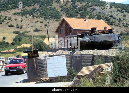 L intervento della NATO in Kosovo, luglio 2000, checkpoint dell'esercito tedesco con un Leopard 2 serbatoio vicino alla città di Orahovac. Foto Stock