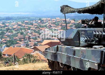 L intervento della NATO in Kosovo, luglio 2000, checkpoint dell'esercito tedesco con un Leopard 2 serbatoio vicino alla città di Orahovac. Foto Stock