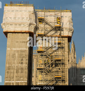 Aberdeen Marischal edificio quadrato sviluppo bagnata in golden luce della sera Foto Stock