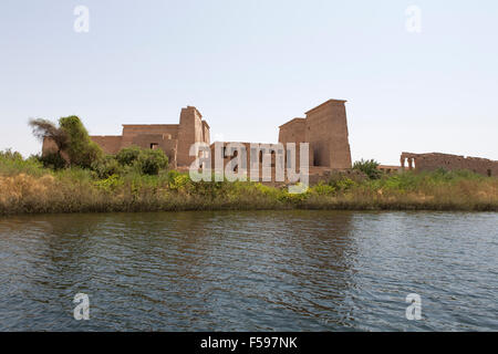 Tempio di Philae, Isola di Isis, Agliki, Aswan, Alto Egitto visto dall'acqua. Foto Stock