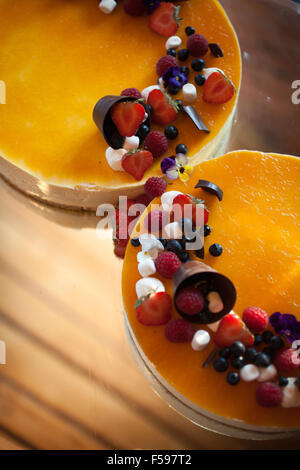 Wedding cheese cake con frutti di bosco freschi e cioccolato Foto Stock