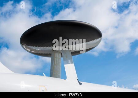 La cupola radar di una NATO Boeing E-3A Sentry (AWACS) aeromobile Foto Stock