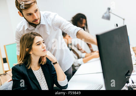 La gente di affari in ufficio a lavorare su un computer Foto Stock