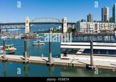 Vista di Burrard Street Bridge (1932) e English Bay oltre, visto da di Granville Island, Vancouver, BC, Canada Foto Stock