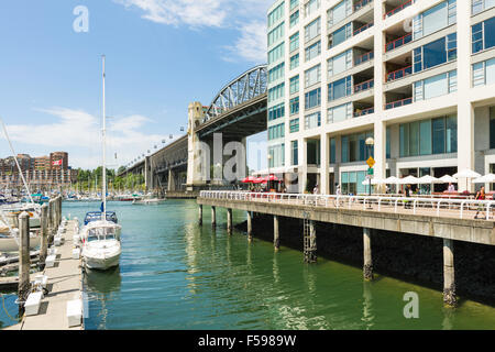 Vista di False Creek e Burrard Street Bridge, visto lateralmente 1000 edificio sulla spiaggia, il centro cittadino di Vancouver, BC, Canada Foto Stock