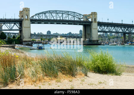 Vista del Burrard Street Bridge (1932) e dell'isola di Granville, vista da Sunset Beach, Vancouver, BC, Canada. Foto Stock