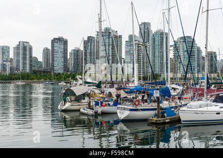 Barche in abete rosso Harbour Marina e il centro cittadino di Vancouver attraverso False Creek, visto da Island Park a piedi, Vancouver, BC, Canada Foto Stock