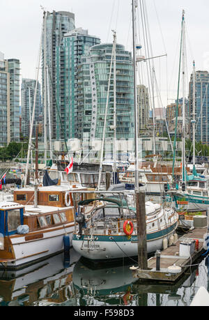 Barche in abete rosso Harbour Marina e il centro cittadino di Vancouver attraverso False Creek, visto da Island Park a piedi, Vancouver, BC, Canada Foto Stock