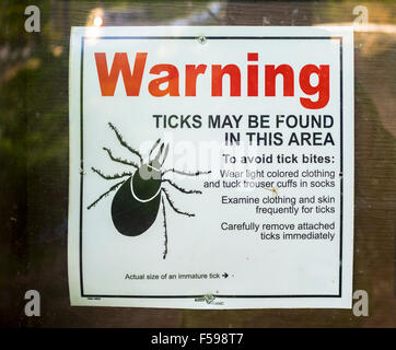 Deer tick avvertimento segno manifesto bando di gara pubblicato su un sentiero escursionistico percorso Westchester County New York Malattia di Lyme problema di salute pubblica Foto Stock