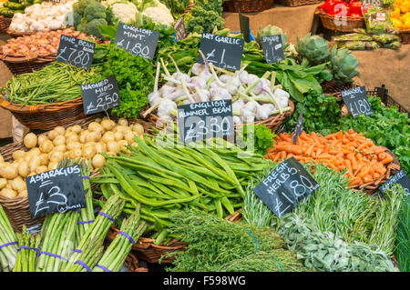 Verdure fresche in vendita sul mercato di uno stallo a Borough Market Borough High street Londra Inghilterra REGNO UNITO GB EU Europe Foto Stock