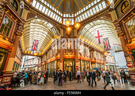 Città di Londra i lavoratori riuniti e bere dopo il lavoro mercato Leadenhall City of London, England Regno Unito GB EU Europe Foto Stock