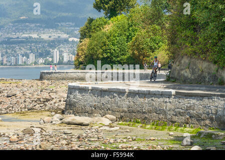 I ciclisti e gli escursionisti e gli amanti del jogging sulla parete del mare percorso attorno a Stanley Park, Vancouver, BC, Canada. Foto Stock