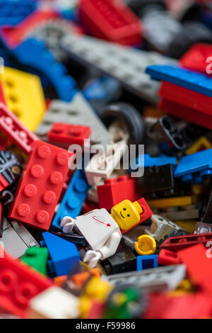 Vista da sopra in una scatola piena di colorati misti mattoncini Lego (più generazioni di Legos dal 1970 fino ad oggi) Foto Stock