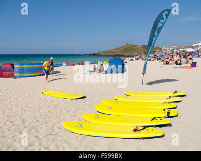 Le tavole da surf giallo su Porthmeor Beach, St. Ives, Cornwall Regno Unito. Foto Stock