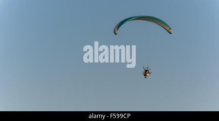 Powered parachute in volo. Una possibilità per chiunque di sperimentare il volo a basso costo. Foto Stock