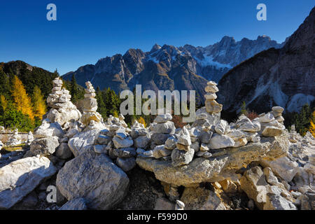 Torri di pietra nelle Alpi Giulie in Slovenia, Vrsic mountain pass Foto Stock