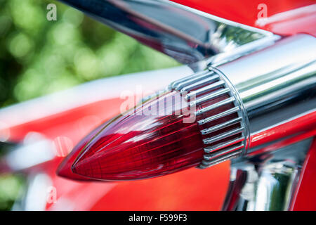 Lato di close-up di luci posteriori di un rosso Cadillac de Ville nel 1955 in vista obliqua Foto Stock