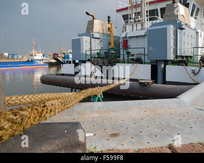 Angolate piatte un ampio angolo di visione di una aspirazione vistosamente nave nel porto di Bensersiel; prospettiva lungo la fune di ancoraggio Foto Stock