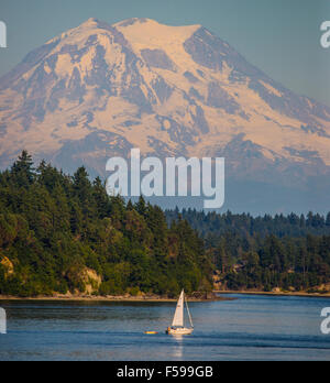 Barca a vela crociera sul Puget Sound con il Monte Rainier in background, nello Stato di Washington, USA Foto Stock
