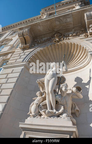 Trieste architettura building,statua di Venere, Lloyd Triestino edificio nella Piazza dell'Unita d'Italia. Foto Stock