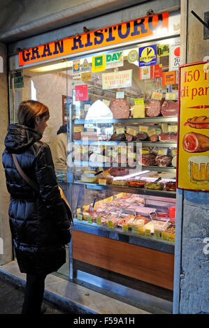 Gran Ristoro negozio delicatessen, Via Sottoripa un street, Genova Foto Stock